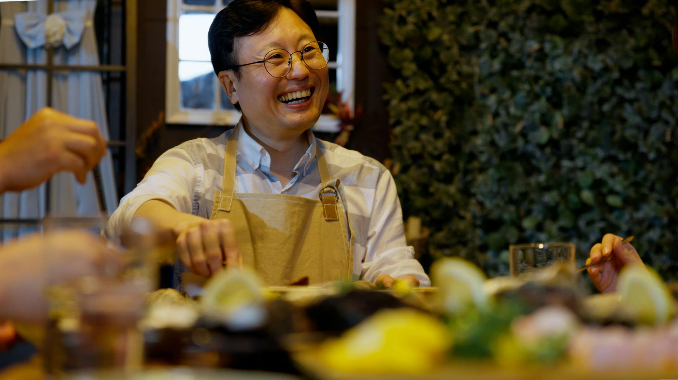 한 식탁에 둘러앉은 사람들_이미지